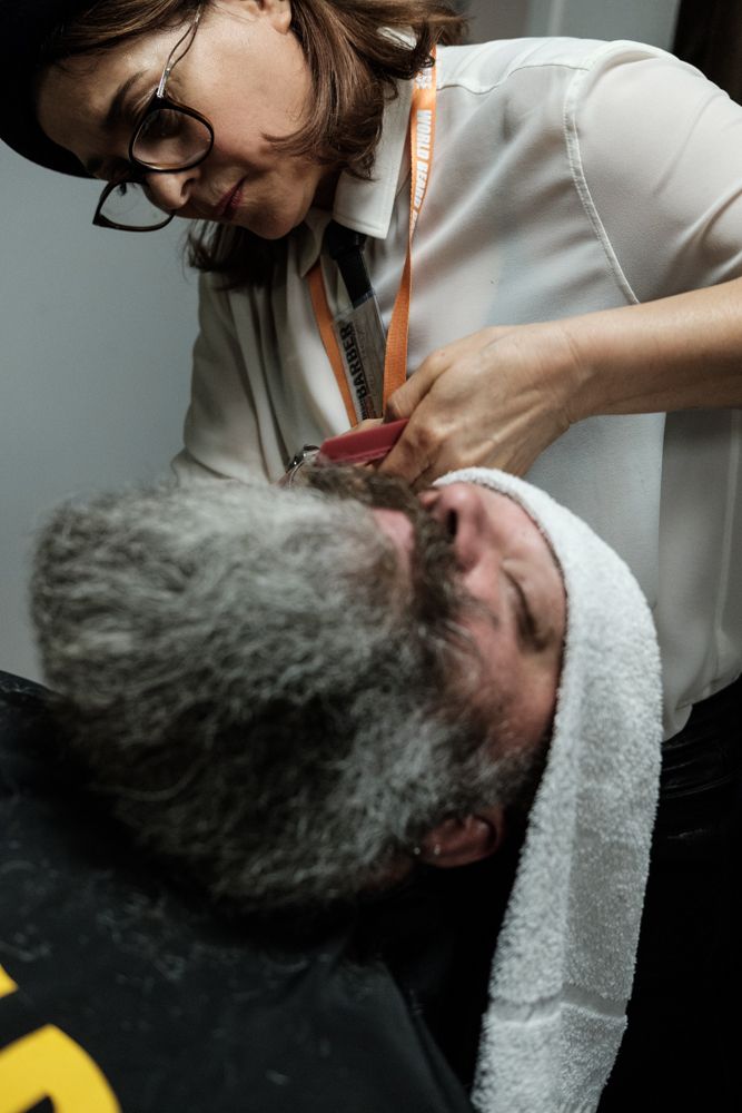 Cari Forsgren tävlar i skäggtrimning på Swedish Barber Expo 2017