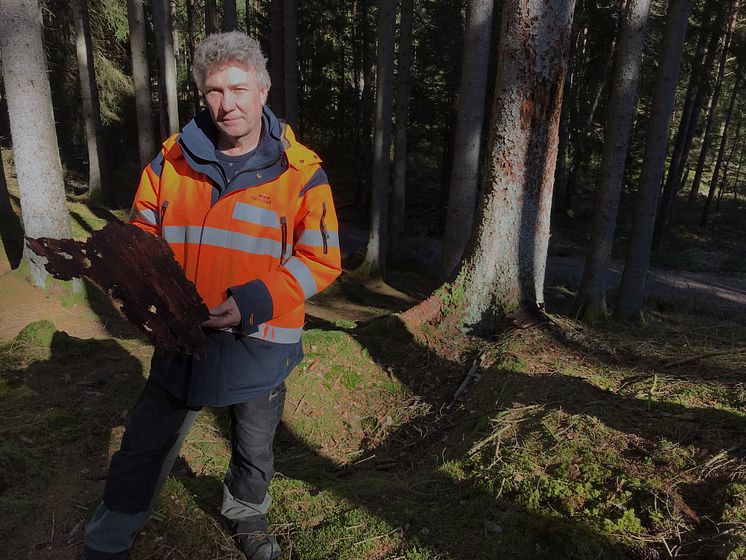 Roland Larsson i Skedala skog