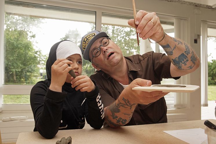 Konstnären Richard Johansson och Noor Abdul utforskar olika material och tekniker.