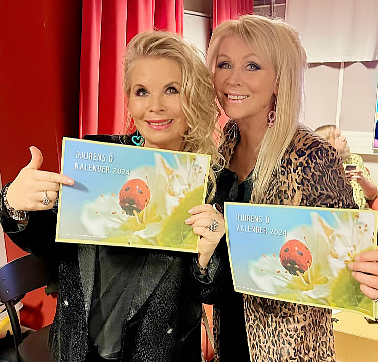 Lili & Susie med Djurens Ö:s kalender för 2024.