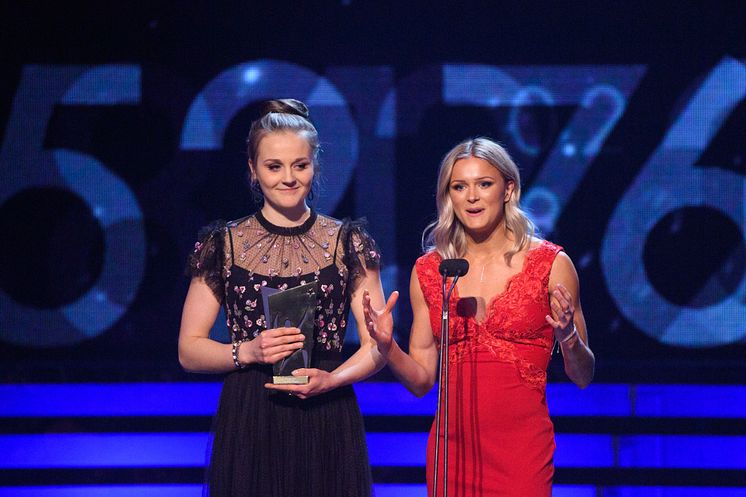 Stina Nilsson och Frida Karlsson från Damstafettlaget