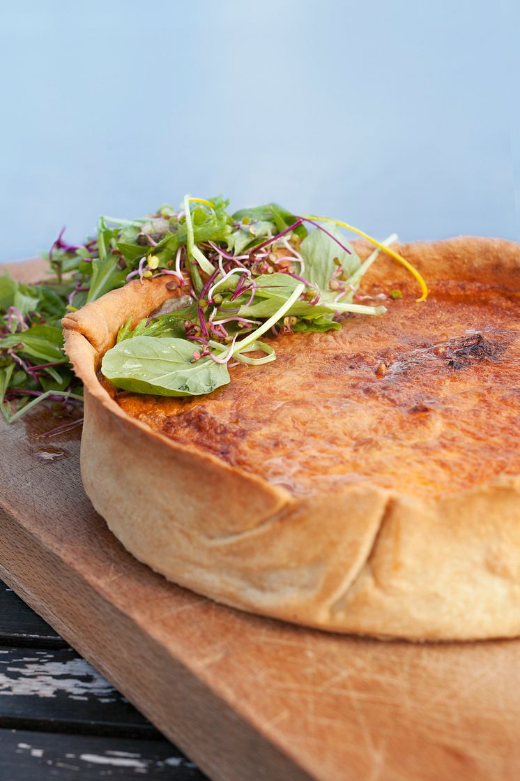 Quiche med chèvre, sparris och rökt fläskbog