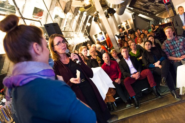 "Pocket Academy" pitchar sin idé för finaljuryn i Drakarna i Västmanland 2013!