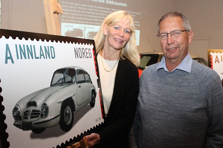 Kommunikasjonsdirektør Elisabeth Gjølme i Posten og vegdirektør Terje Moe Gustavsen viser frem ett av de nye frimerkene.
