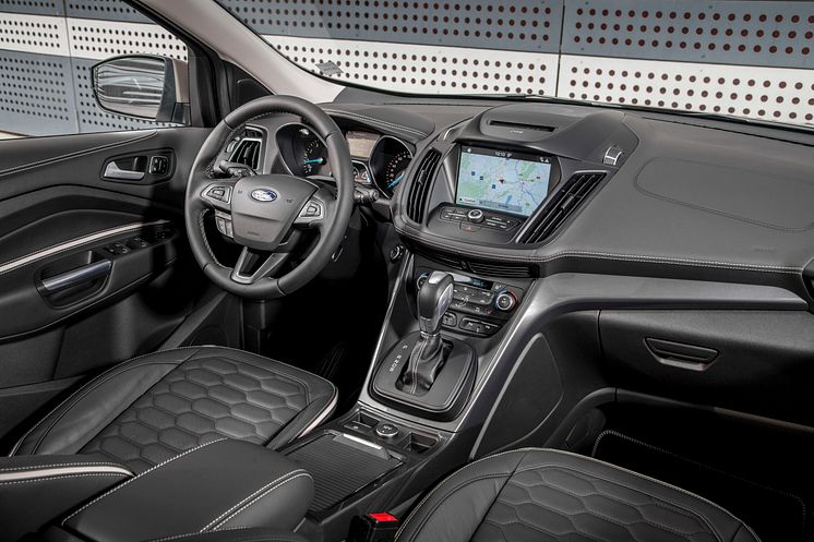 2016Kuga_Vignale_Milano_Grigio_040