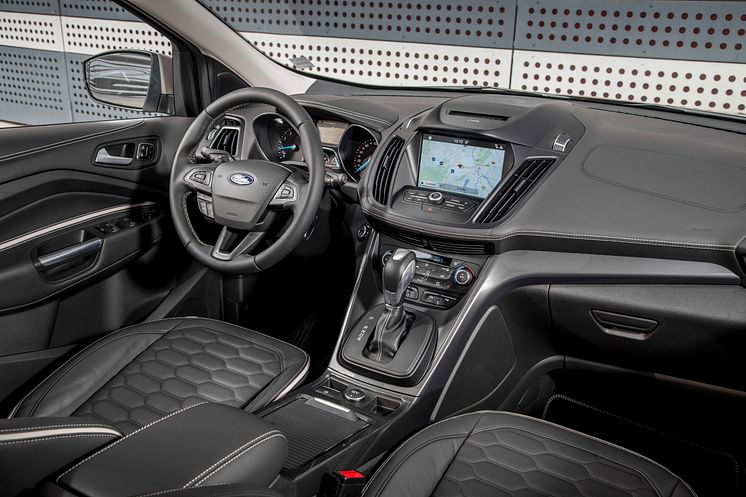 2016Kuga_Vignale_Milano_Grigio_040