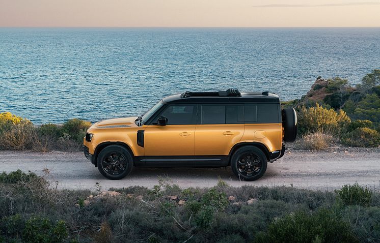 JLR Defender Ibiza 110 High Side Profile.jpg