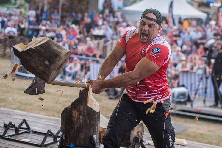 STIHL_TIMBERSPORTS_Michal Dubicki_Standing_Block_Chop