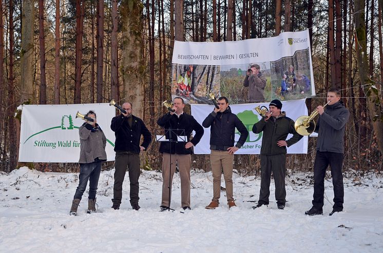Die Wermsdorfer Jagdhornbläser spielen zur Eröffnung des Aktionsjahres „Waldgebiet des Jahres 2018“
