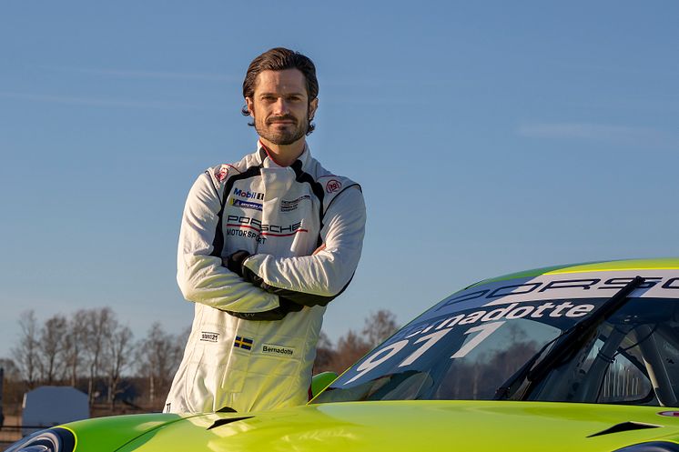 Prins Carl Philip deltar i den klassiska motortävlingen Kanonloppet på Gelleråsen Arena med Porsche. Här på seriens försäsongstester, som körs den 12-13 april på just Gelleråsen Arena.