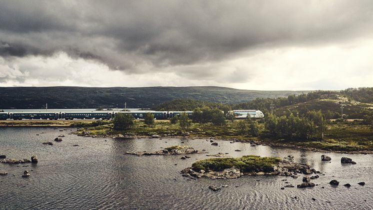 Tog i sommerlandskap 16-9_Foto_Øivind_Haug