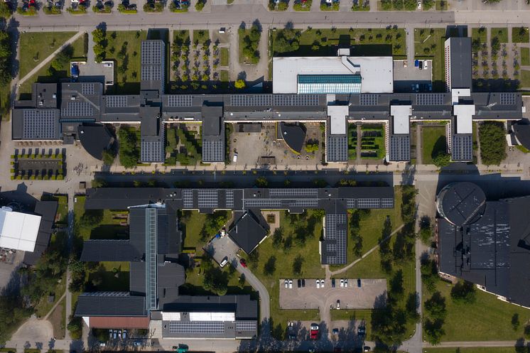 Drönarbild solceller, Örebro universitet