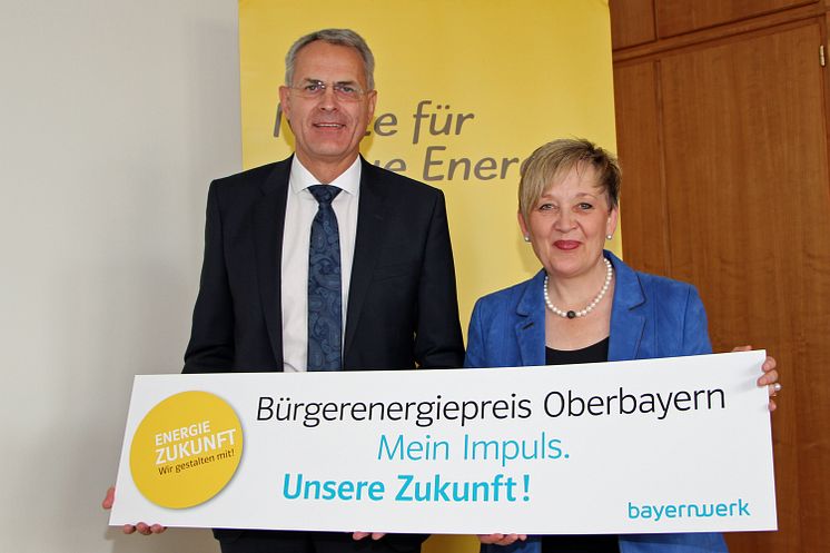 Christoph Henzel, Leiter Kommunalmanagement Bayernwerk, und Regierungspräsidentin Brigitta Brunner haben Bürgerinnen und Bürger in Oberbayern zur Teilnahme am Bürgerenergiepreis aufgerufen.