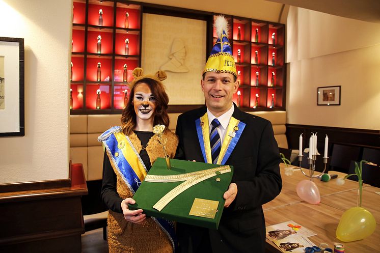 Löwin LEILA (alias Julia Liebner von Ur-Krostitzer) und Steffen Hoffmann (Präsident des Förderkomitee Leipziger Karneval) präsentieren die „GOLDENE ROSE“