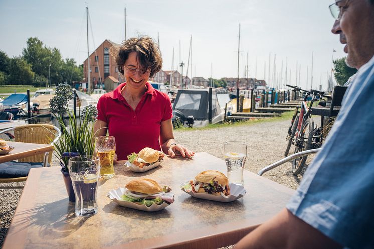 Fischbroetchen im Hafen Orth