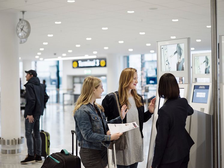 Resenärer vid incheckning på Stockholm Arlanda Airport