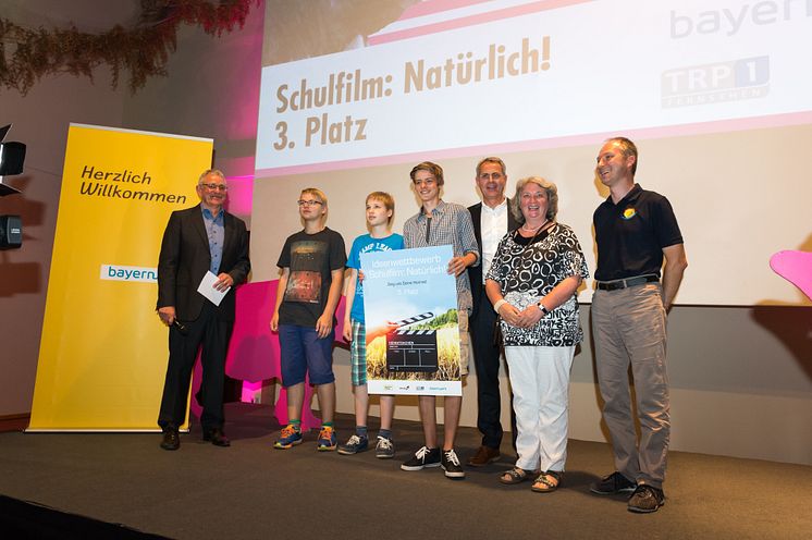 Foto Platz 3: Schülergruppe des Wahlfachs Video Workshop der Landgraf-Leuchtenberg-Realschule Osterhofen gemeinsam mit dem Festivalleiter Ralph Thoms (links außen) und Christoph Henzel (Mitte), Leiter Kommunalmanagement der Bayernwerk AG.