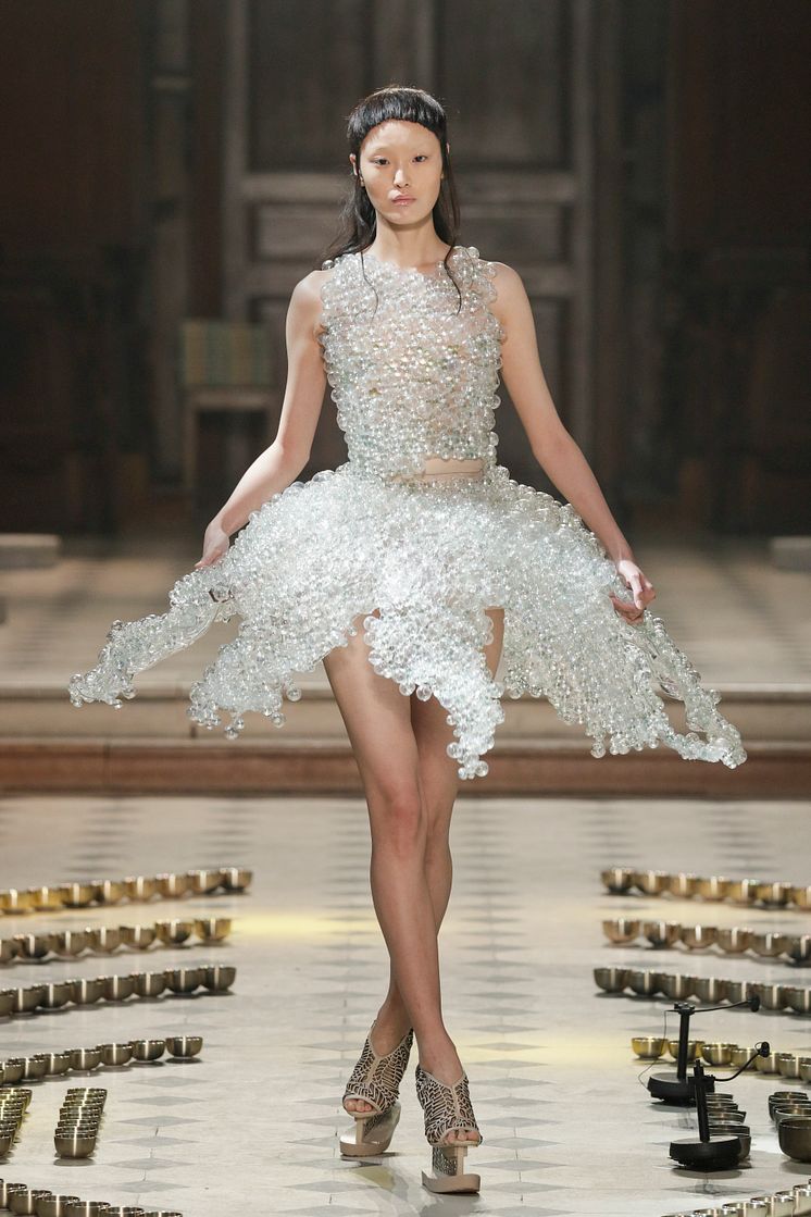 Designeren Iris van Herpen er kendt for sine innovative metoder, og er ofte inspireret af vand. Denne bobel-kjole er skabt af tusindvis håndblæste glaskugler. 