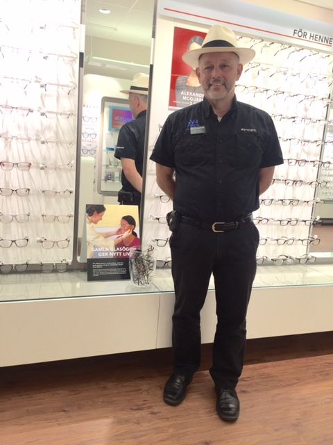 John Godoy, initiativtagare till Optiker utan gränser vid butiksöppningen på Nova Lund.