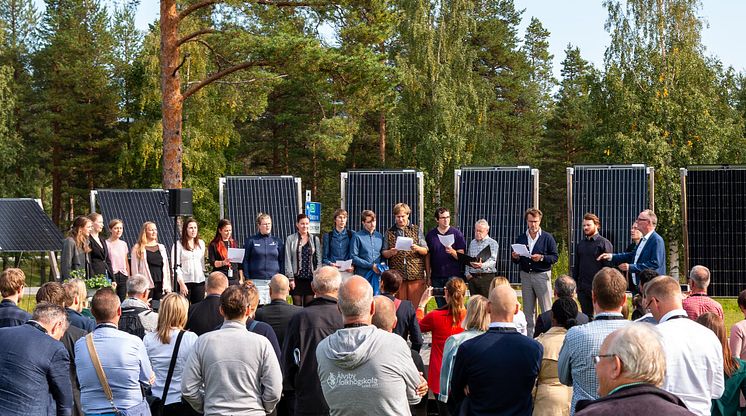 Musikhögskolans Kammarkör under ledning av Erik Westberg framförde ett par stämningsfulla stycken. 