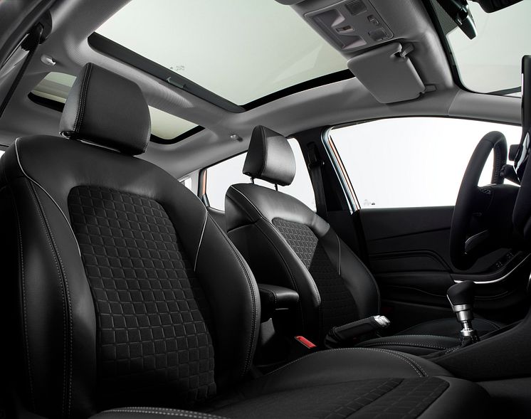 FORD_FIESTA_TITANIUM_FRONT_SEAT_ROW_PANORAMIC_ROOF_2