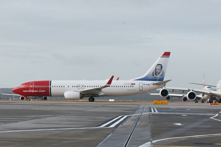 737-800 awaits take-off from Gatwick