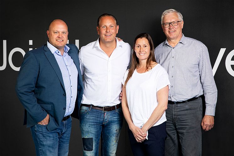 David Bergström (ordförande Dolphins), Karl Eklöf (CEO Stadium Group), Patrizia Nilsson (Sports Marketing Manager Stadium), Claes Egnell (styrelseledamot Dolphins). Foto: Stadium