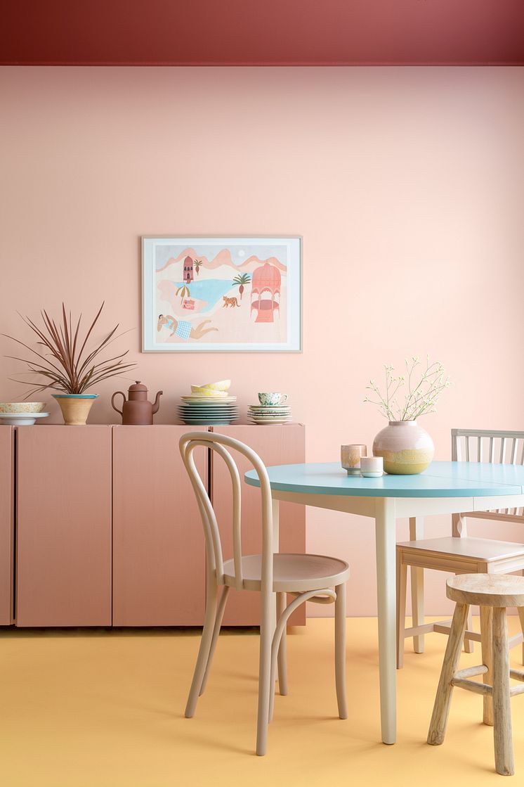 Lycke-Tak-Rose-Wood-29-Vägg-Sweet-Akito-Rose-25,-skåp-Blushing-Pink-27-stolar-Amandine-Beige-26-Bordsskiva--Balanced-Teal-28,-golv-i-Sunrise-Yellow-21_1_WEBB.jpg