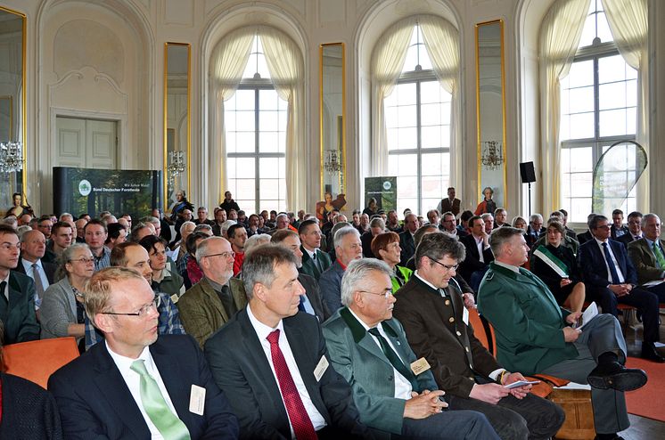 Zahlreiche Gäste nahmen an der Preisverleihung zum "Waldgebiet des Jahres 2018" im Ovalsaal auf der Königlichen Jagdresidenz Schloss Hubertusburg in Wermsdorf teil
