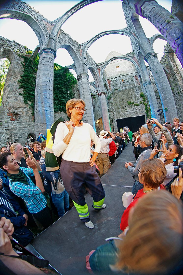 Gudrun Schyman på schyst modevisning i Almedalen