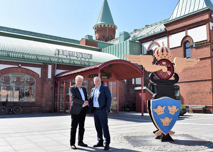 Bengt Nilsson, ägare Alsingevallen AB och Jörgen Nilsson, vd Trelleborgs Hamn AB utanför Centralstationen