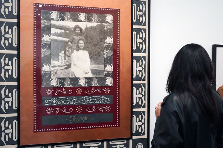 Marianne Nicolson, Portrait of a Mother and Daughter, “Portrait of Gik’anala”, 2001. Indigenous Art Collection, Crown-Indigenous Relations and Northern Affairs Canada, Quebec. Photo from the exhibition at MASP. 