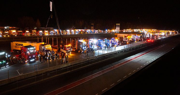 På fredagskvällen samlas de till en mäktig ljusshow. Foto Joachim Cruus.