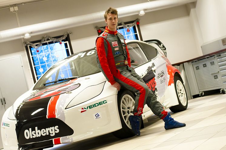 Patrik Flodin lutar sig mot sin nya Supercar Lites-bil