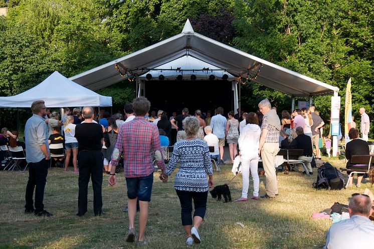 Sommarlund: Picknickdans i Stadsparken