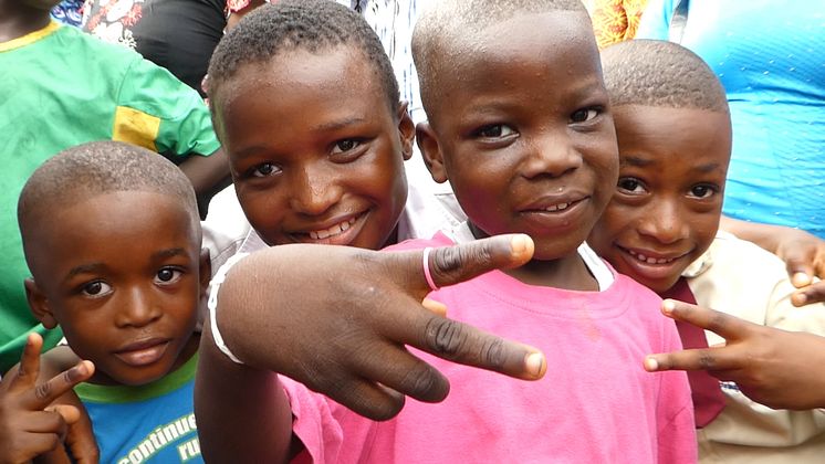 Glade barn på marked i Nigeria