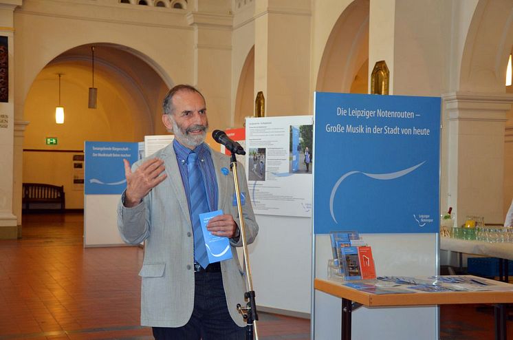 Prof. Dr. Werner Schneider, der Leiter der Leipziger Notenspur-Initiative, bei der Eröffnung der Ausstellung