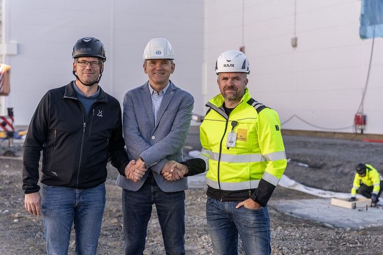 Nu byggs andra etappen av Polarbageriet i Älvsbyn_Fr.v. Jonas Holmgren - Fastighetschef, Anders E Johansson - vd Polarbröd och Samuel Hellström - vd Hellströms Bygg
