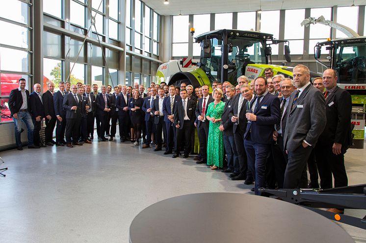 En del av Swedish Agro Machinerys anställda var på plats under invigningskvällen.