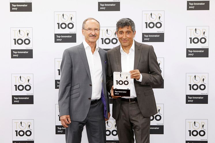 aeris-Gründer Josef Glöckl mit Top 100-Mentor Ranga Yogeshwar bei der  Übergabe der Top 100-Auszeichnung.