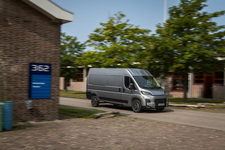 2024_Proace-MAX-Comfort-H2L3-BEV_-Silver-Shadow_Dynamic_010.jpg