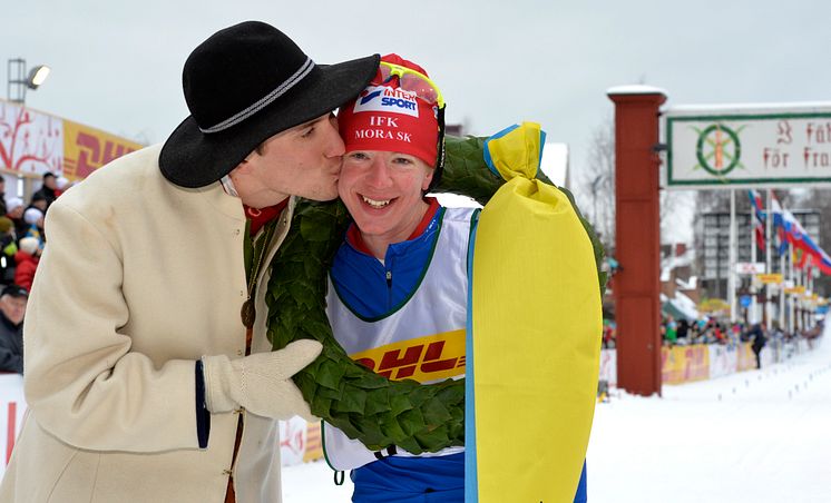 Sofia Bleckur, IFK Mora SK, vann TjejVasan 2014. Segerkyssen fick hon av krnsamasen Daniel Svensson.