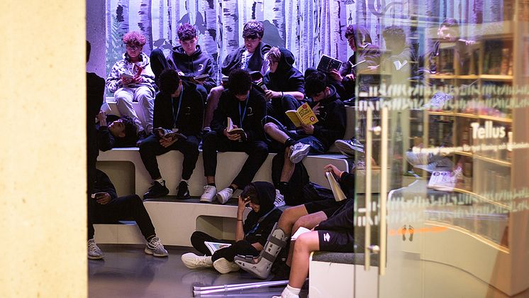 Alliance Football Club från Dubai i läsrummet på Stadsbiblioteket