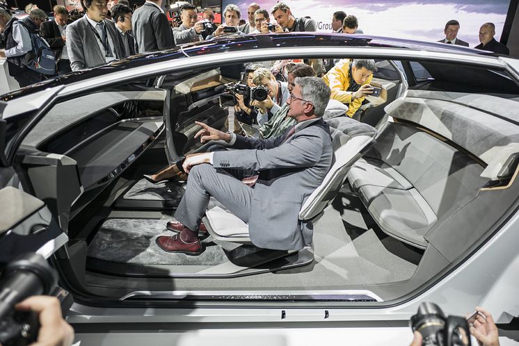 Audi på Volkswagen Group Preview Night – IAA i Frankfurt – Rupert Stadler, CEO i AUDI AG, i konceptbilen Audi AICON