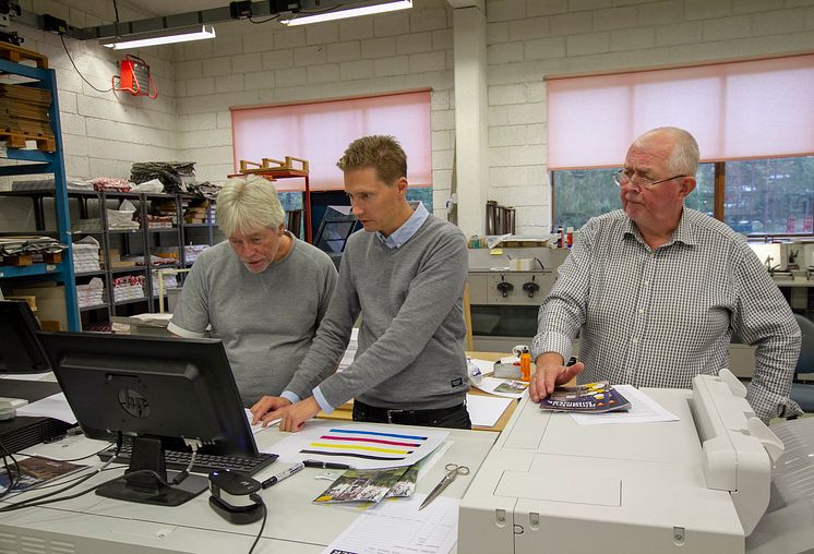 Lars Andresen (i midten) fra Canon har ansvaret for grafiske kunder i Hedmark. 