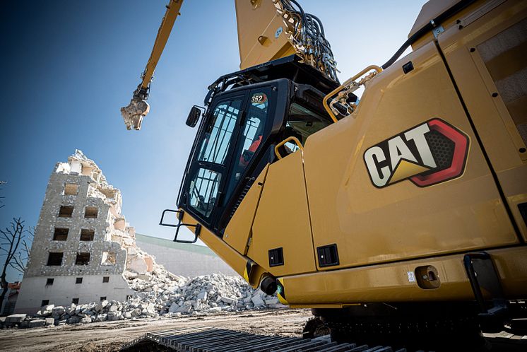 Cat 352 UHD