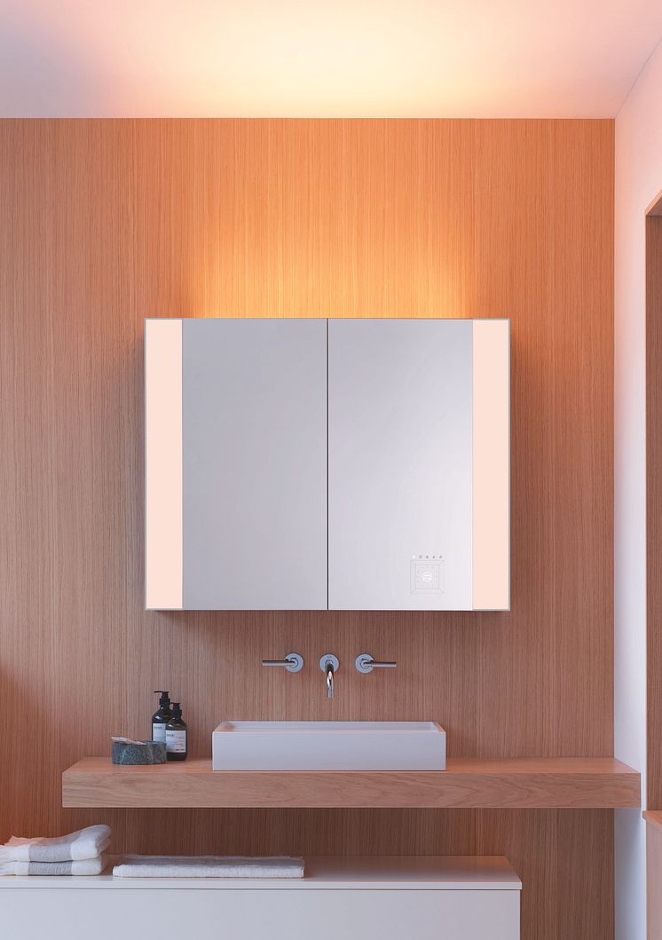 RL40 Room Light-Spiegelschränke von burgbad bringen eine neue Beleuchtungsqualität ins Bad.