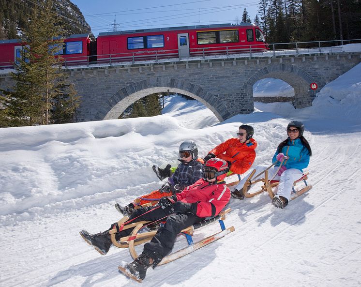 Schlitteln_entlang_RHB_Albula© Rhatische Bahn : Christof Sonderegger2