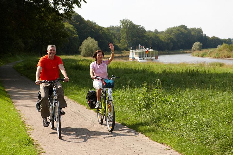 Radfahrer unterwegs auf dem beliebten Weser-Radweg