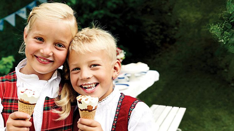 Barn spiser Diplom-Is på 17. mai